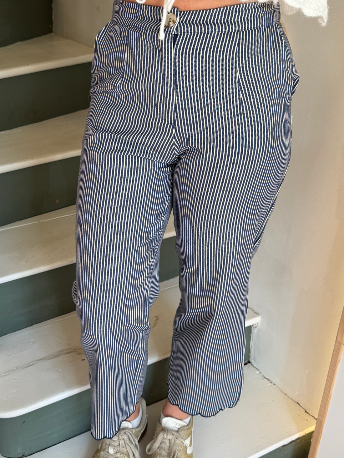 Pantalon rayé bleu et blanc