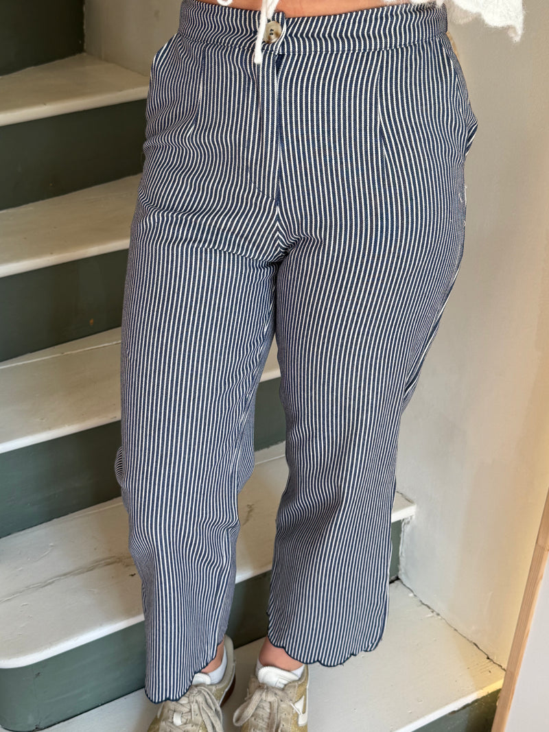 Pantalon rayé bleu et blanc