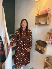Robe marron à pois blancs