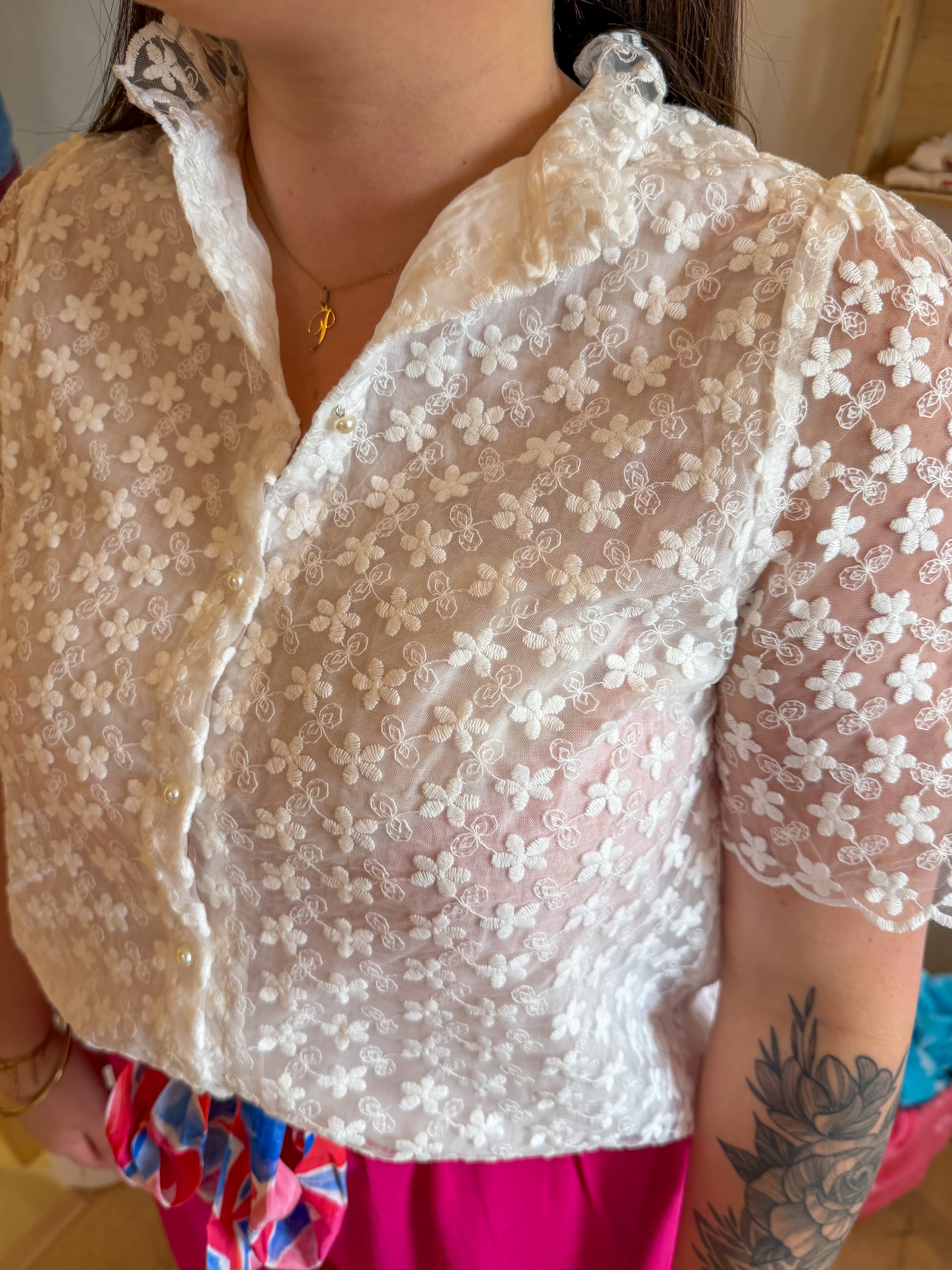 Blouse manches courtes broderies fleurs écru