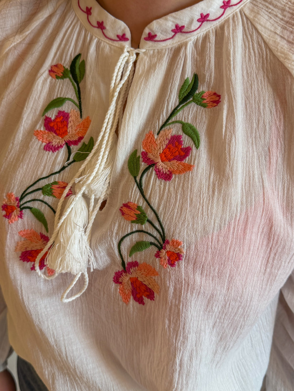 Blouse bohème à broderies florales