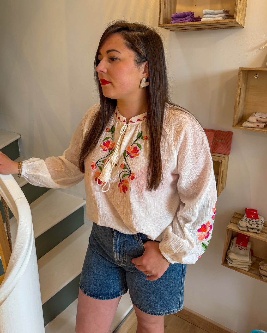 Blouse bohème à broderies florales
