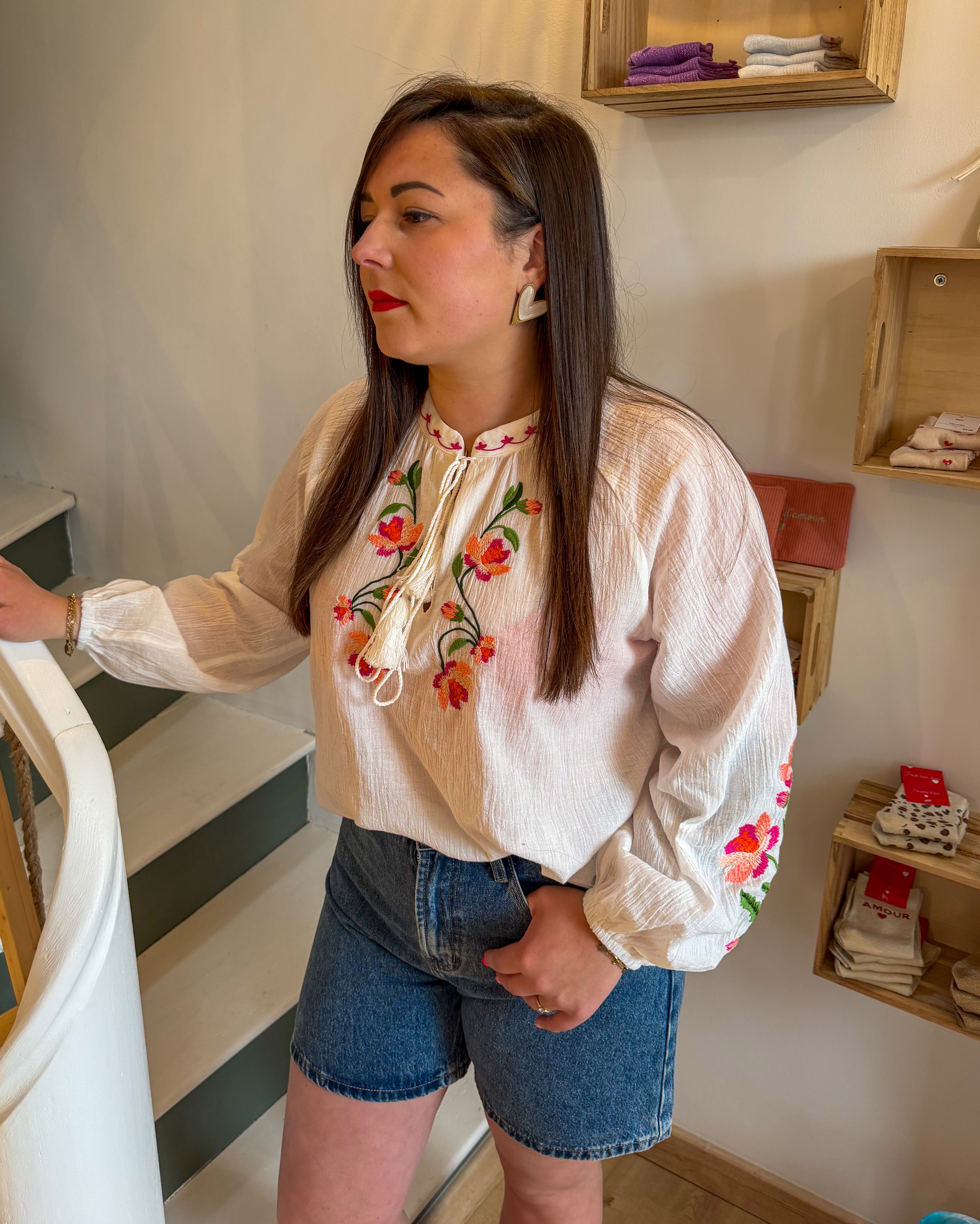 Blouse bohème à broderies florales