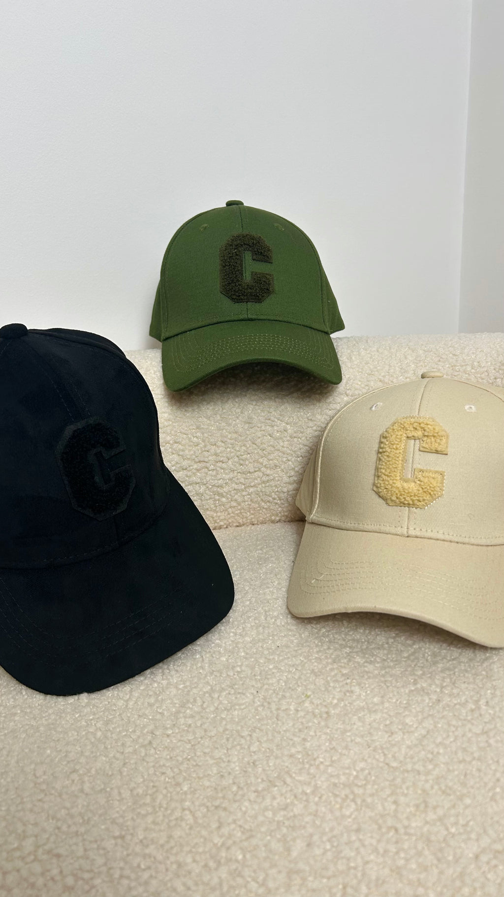 Casquette avec lettre C