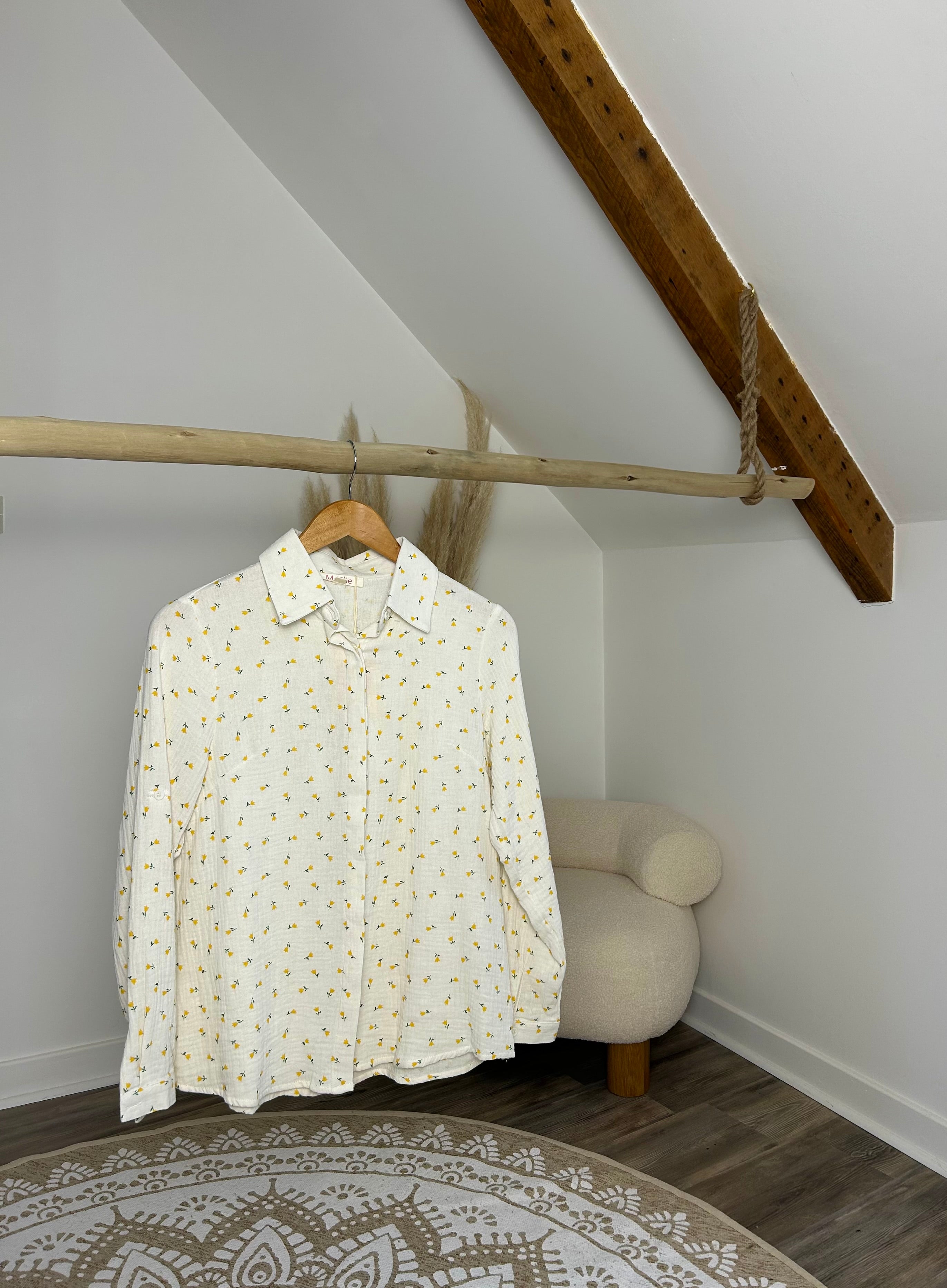 Chemise à petites fleurs jaunes