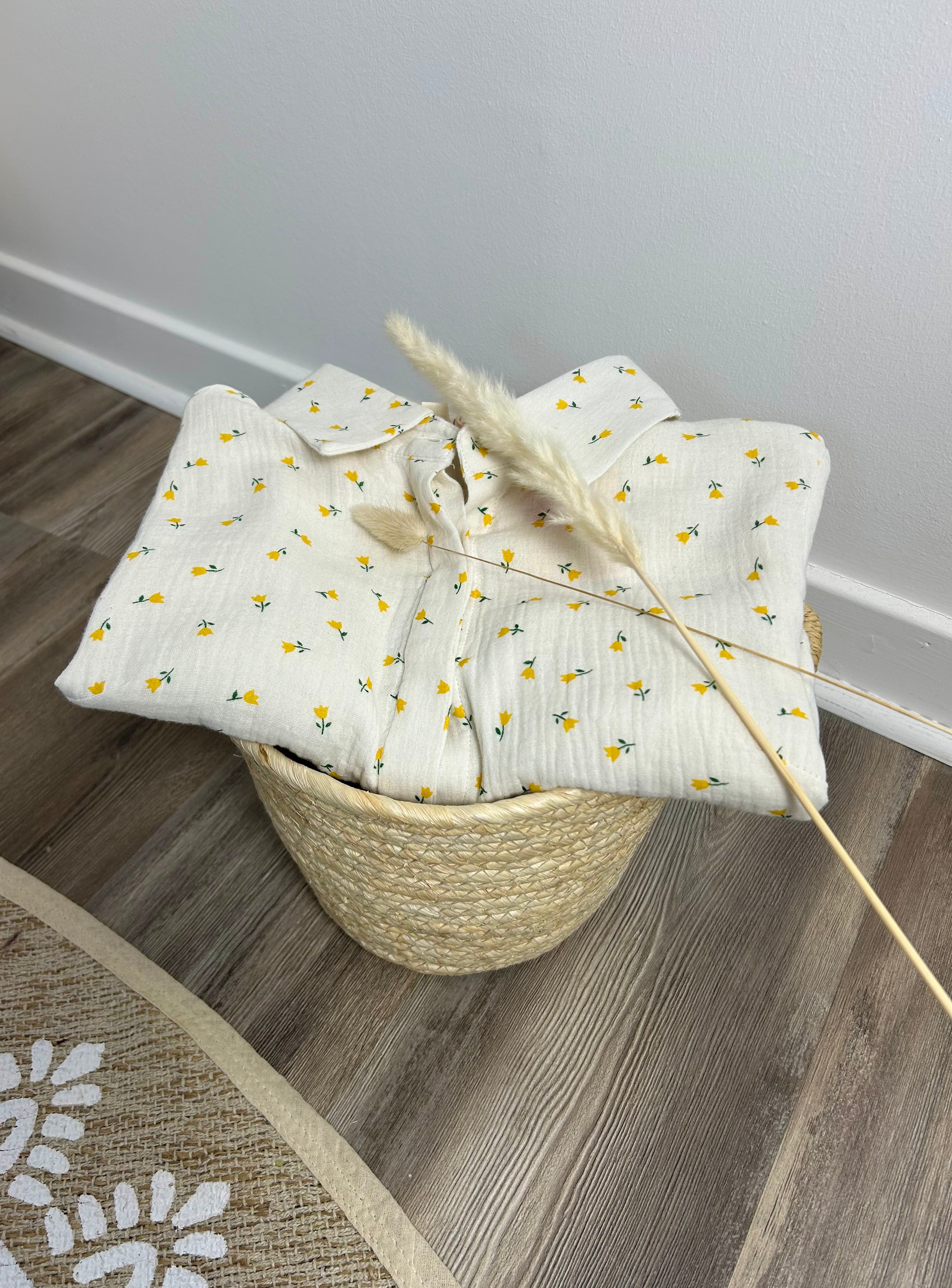 Chemise à petites fleurs jaunes