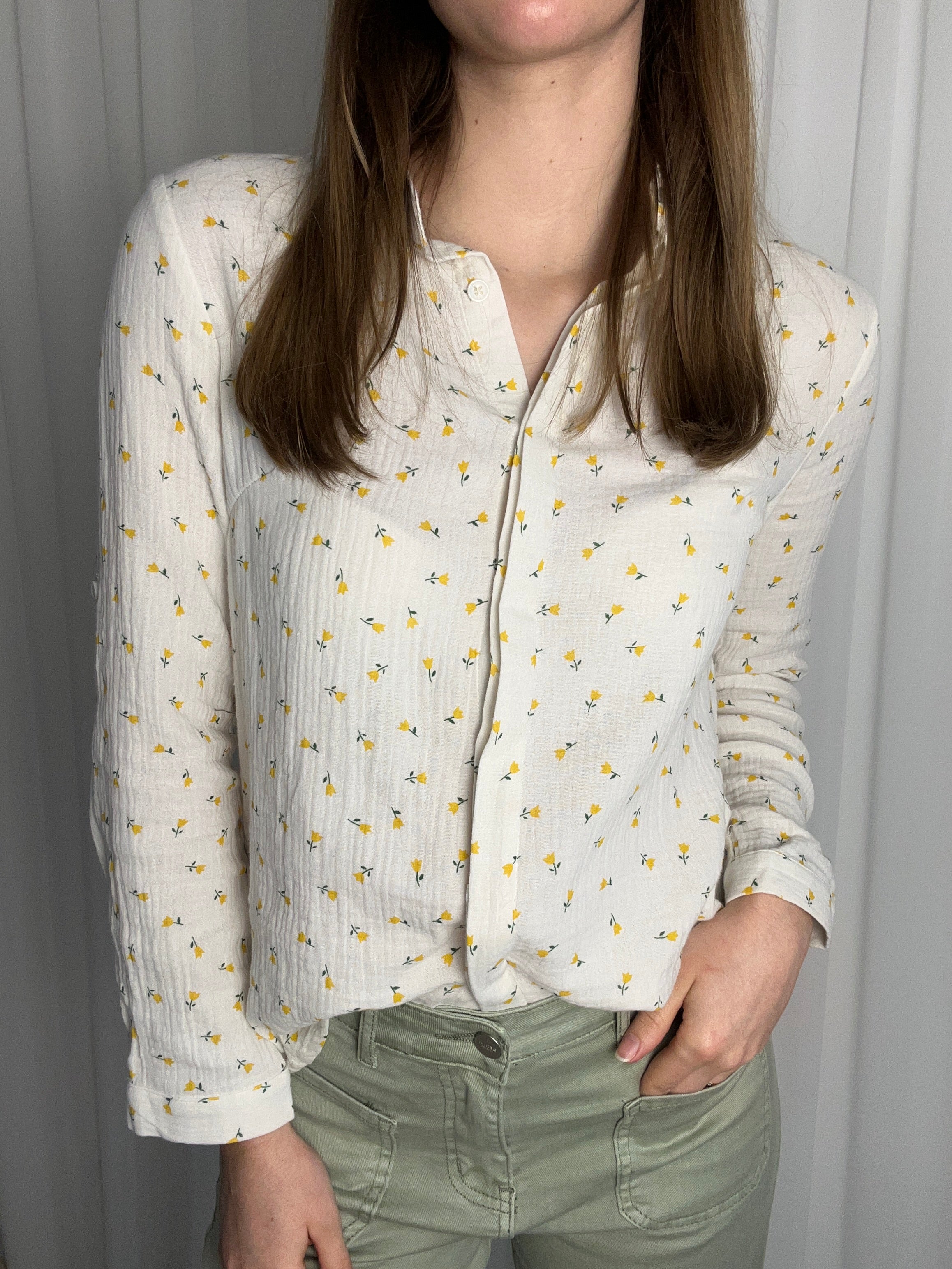 Chemise à petites fleurs jaunes