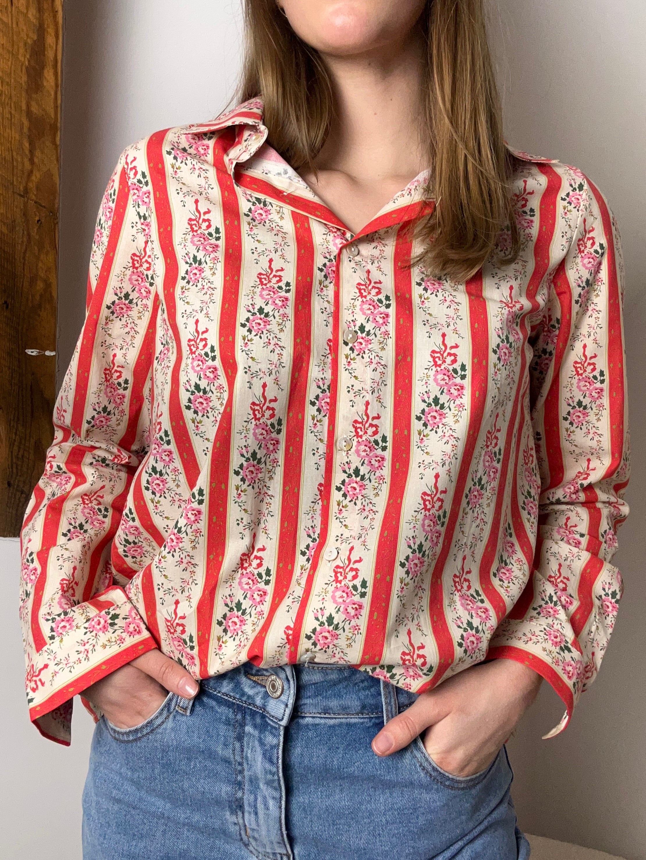 Chemise fine rayée rouge et fleurs