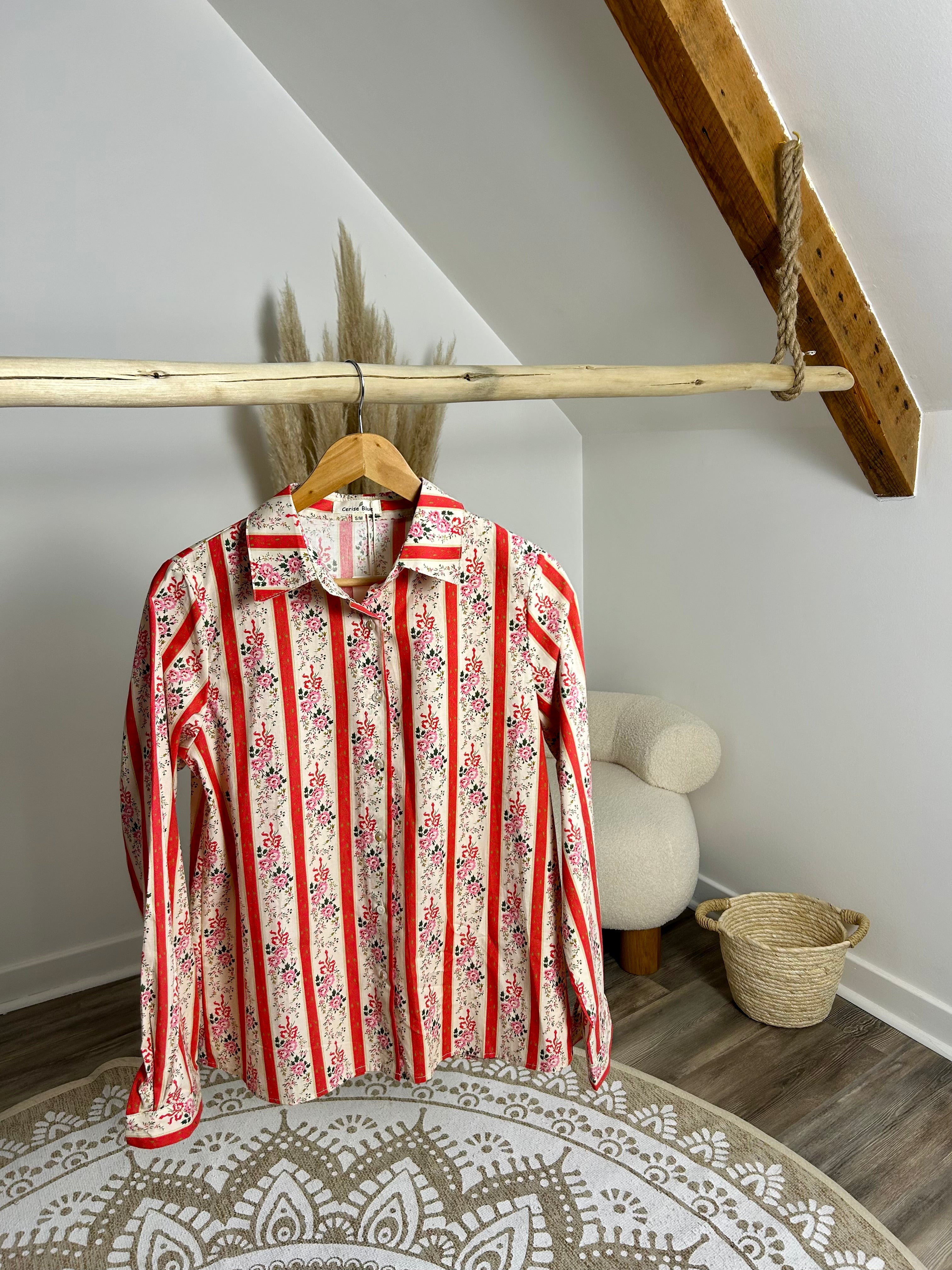 Chemise fine rayée rouge et fleurs
