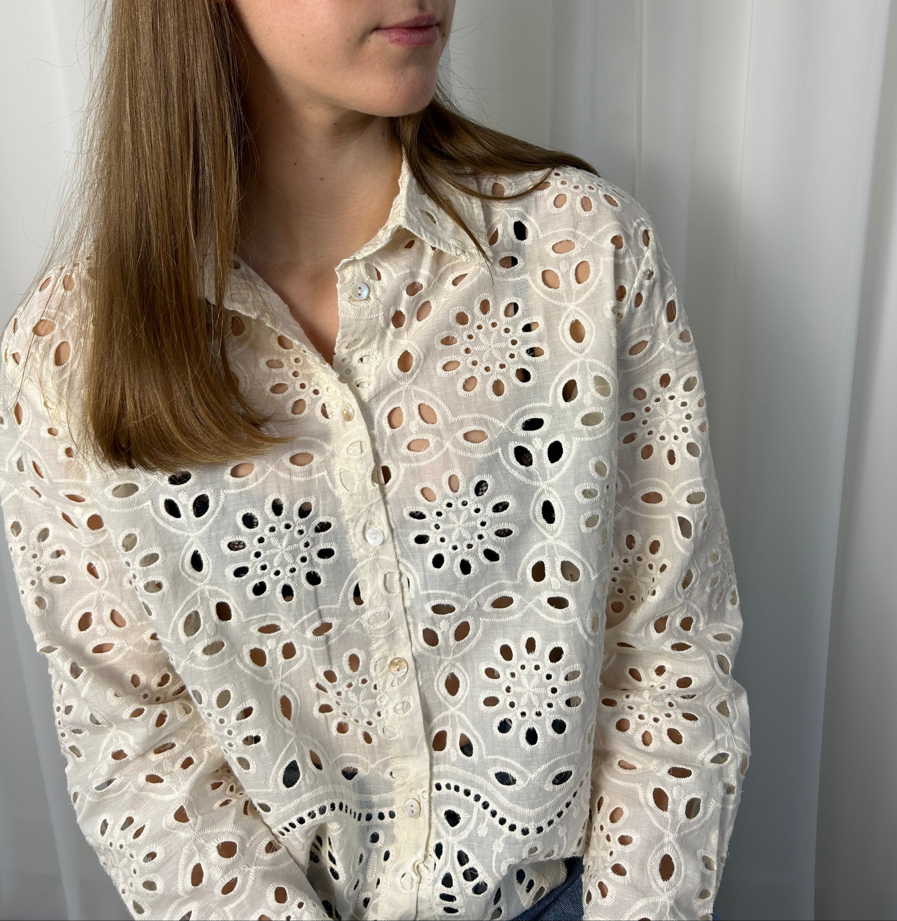 Chemisier écru en broderie anglaise