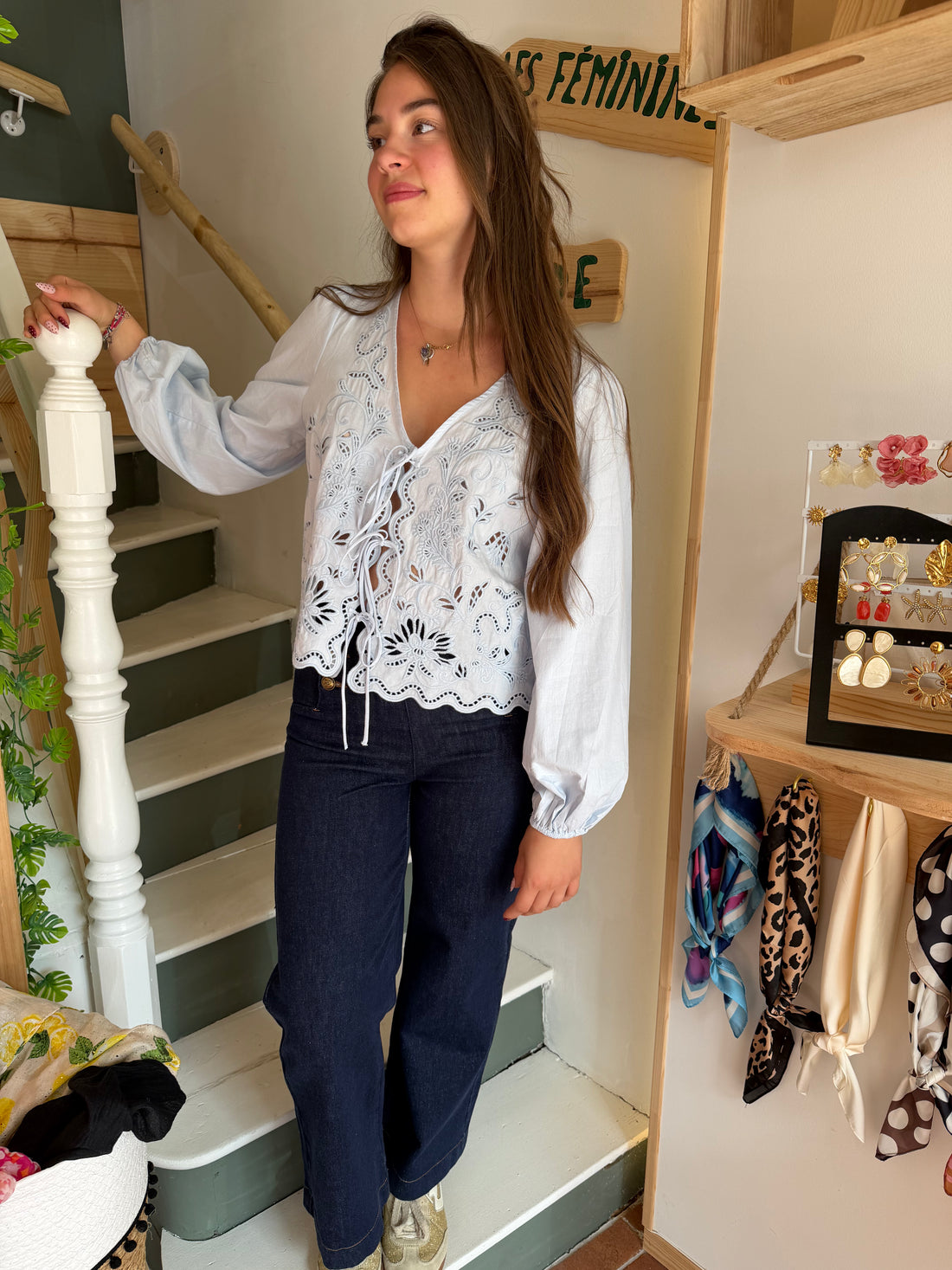 Blouse brodée bleu ciel