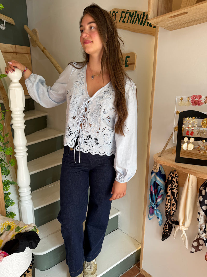 Blouse brodée bleu ciel