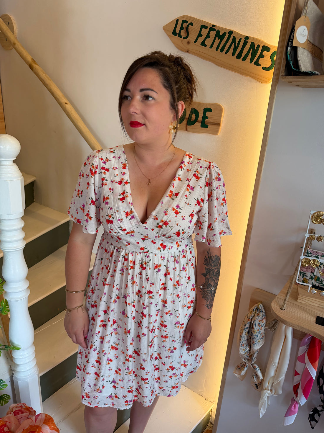 Robe courte fleurie à manches volantées