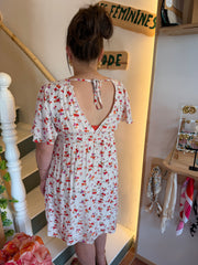 Robe courte fleurie à manches volantées