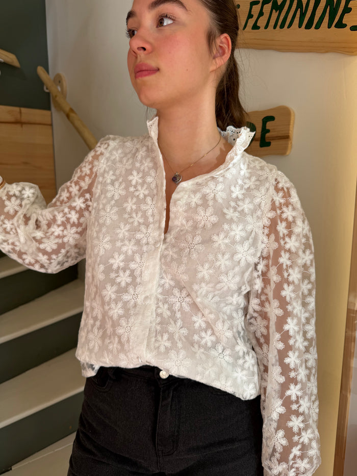 Blouse blanche en dentelle fleurie — Les Féminines