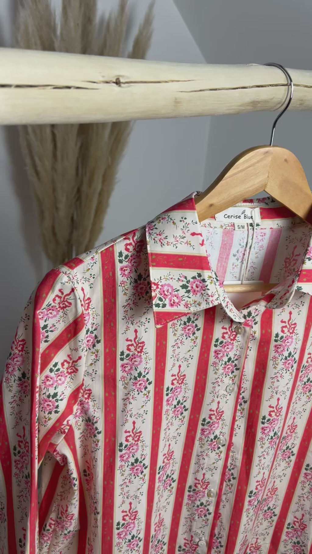 Chemise fine rayée rouge et fleurs