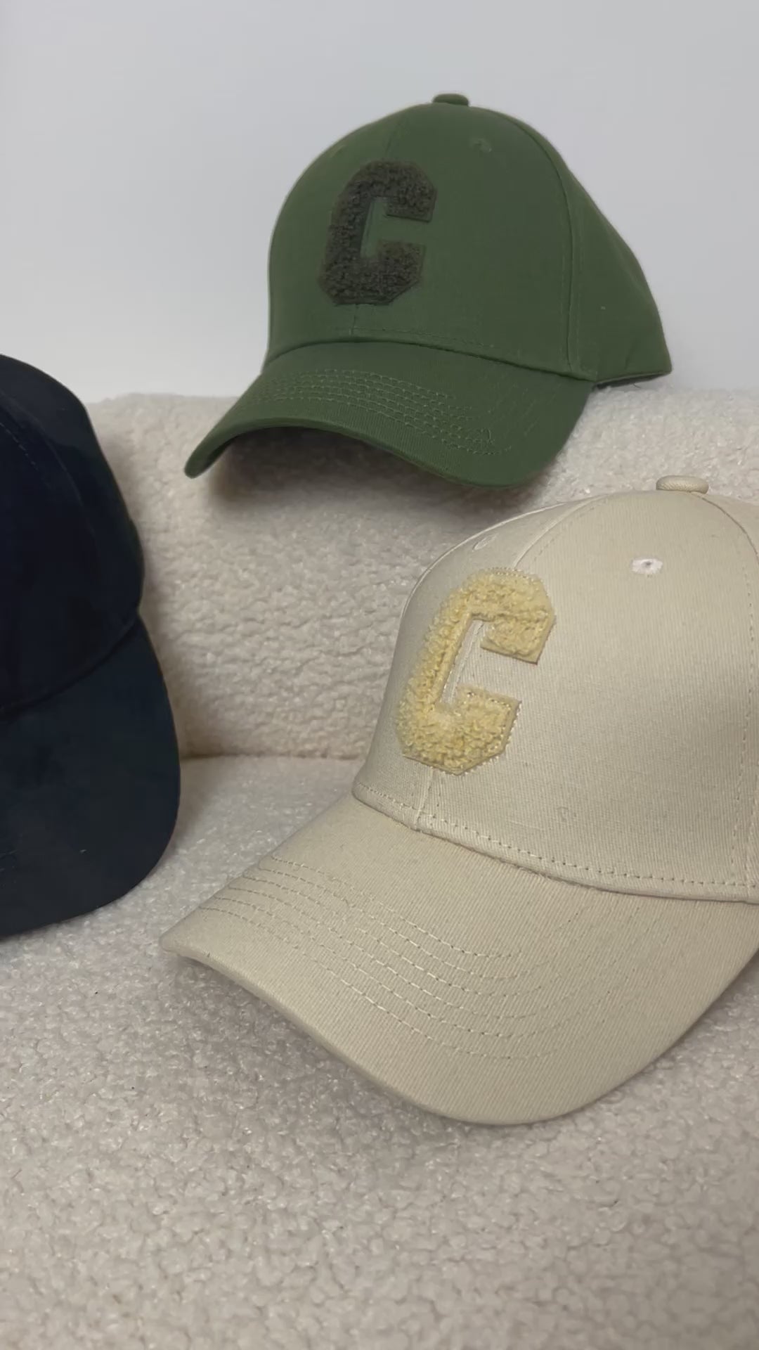 Casquette avec lettre C
